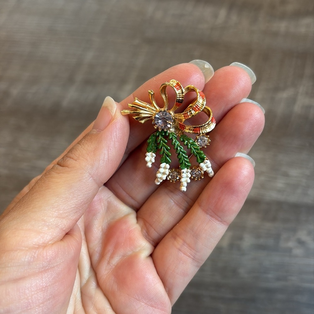 Vintage British EXQUISITE Scottish Lavender Gold Tone Rhinestone Brooch Pin